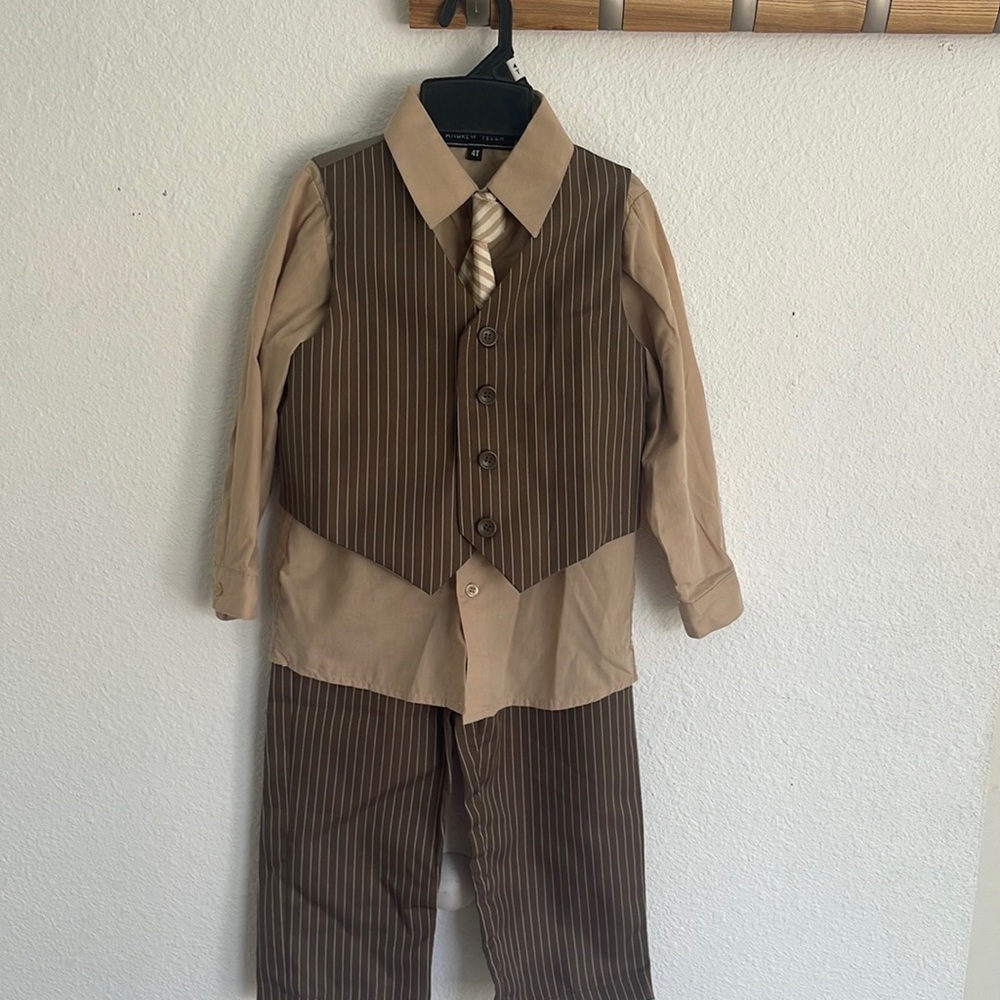 Dress cloth for boy 4T.brand Andrew fezza.